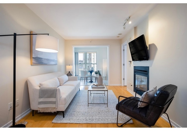 Furnished 1 bedroom and den Yaletown apartment for rent - photo 2