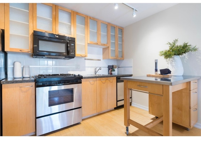 Furnished 1 bedroom and den Yaletown apartment for rent - photo 4