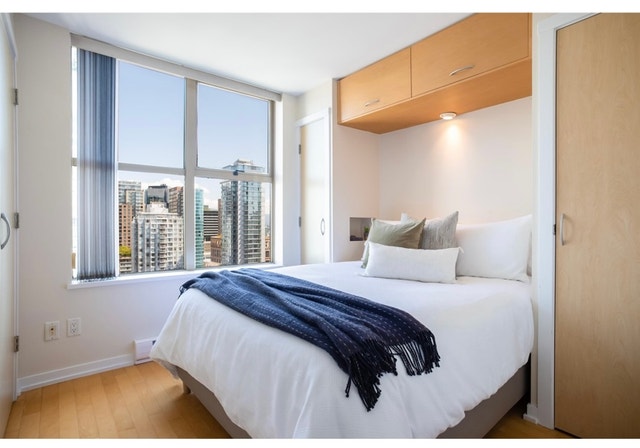 Furnished 1 bedroom and den Yaletown apartment for rent - photo 5