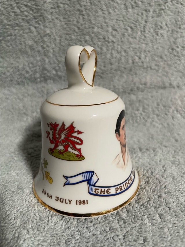 1981 Royal Wedding Commemorative Bell Royal Albert Bone China - photo 2