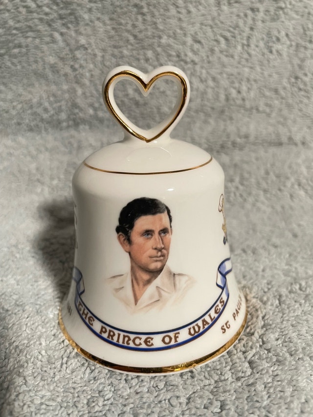 1981 Royal Wedding Commemorative Bell Royal Albert Bone China - photo 3