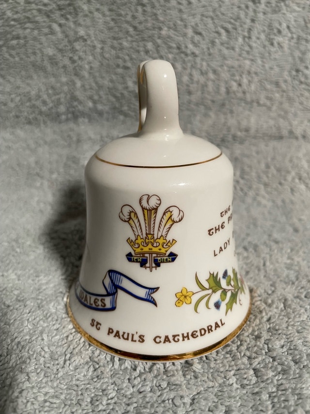 1981 Royal Wedding Commemorative Bell Royal Albert Bone China - photo 4
