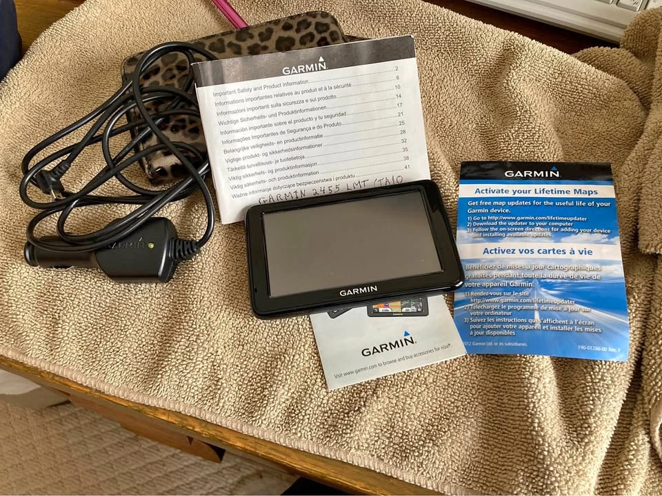 Garmin GPS Nuvi 2455 LMT With Lifetime Maps & Accessories