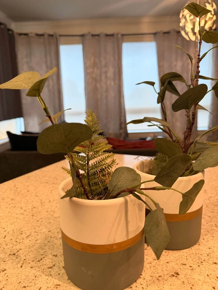Flower vase and flowers - photo 3