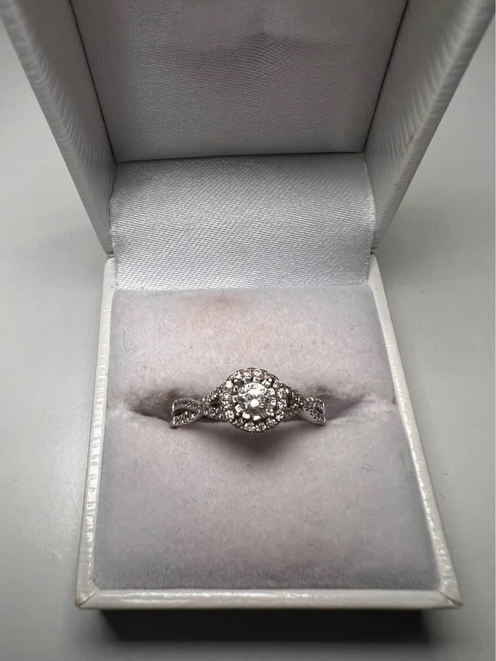 Diamond 10k white gold ring in size 8.5 - photo 2