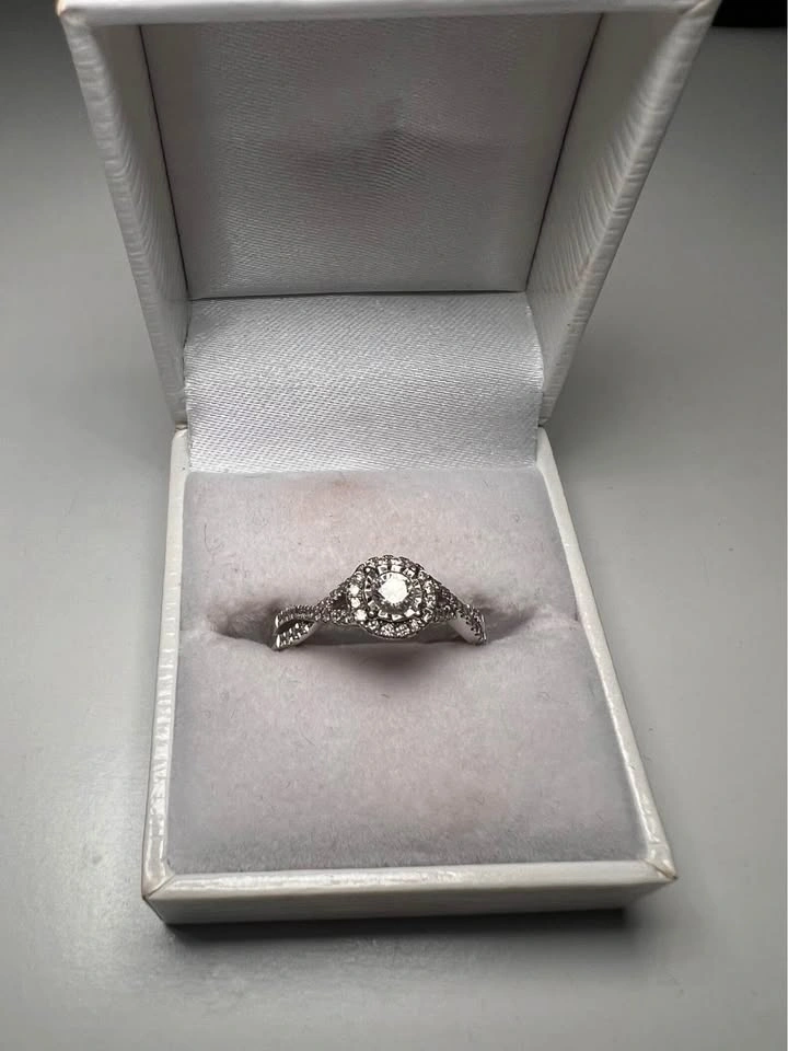 Diamond 10k white gold ring in size 8.5 - photo 3