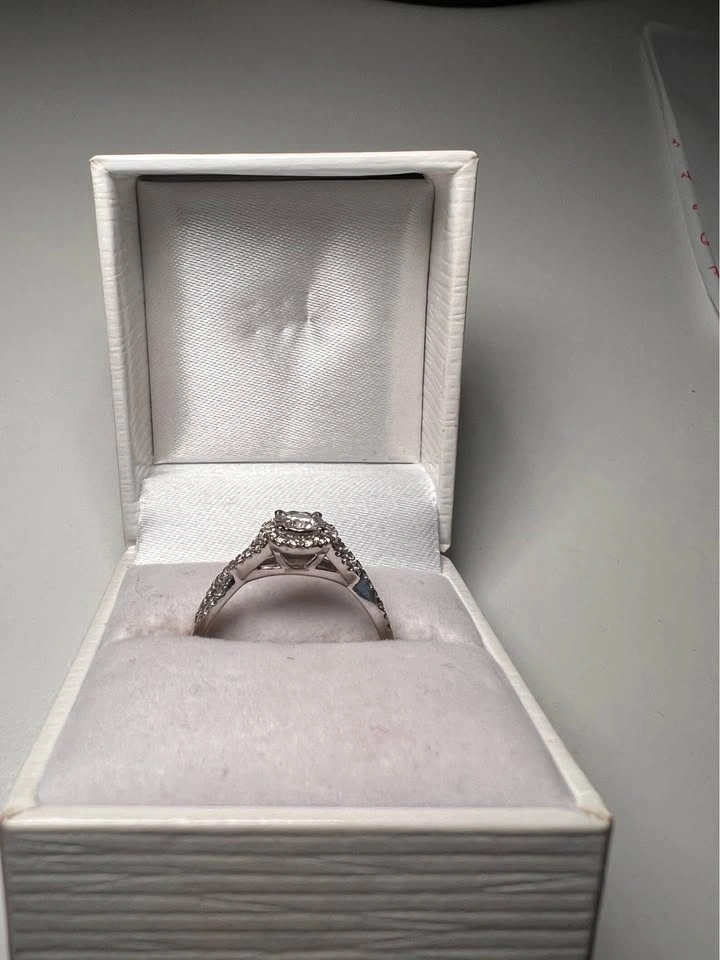 Diamond 10k white gold ring in size 8.5 - photo 4