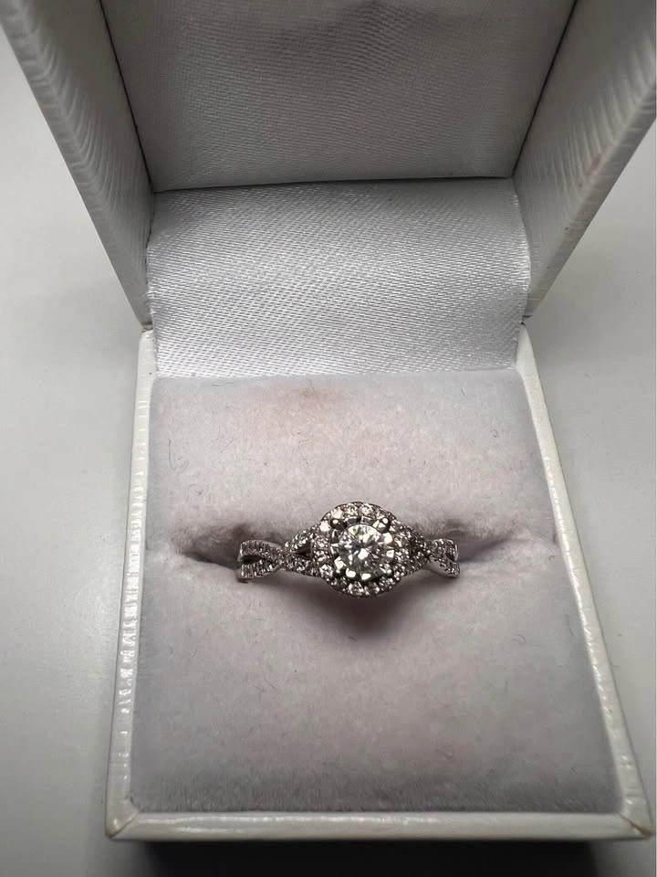 Diamond 10k white gold ring in size 8.5 - photo 5