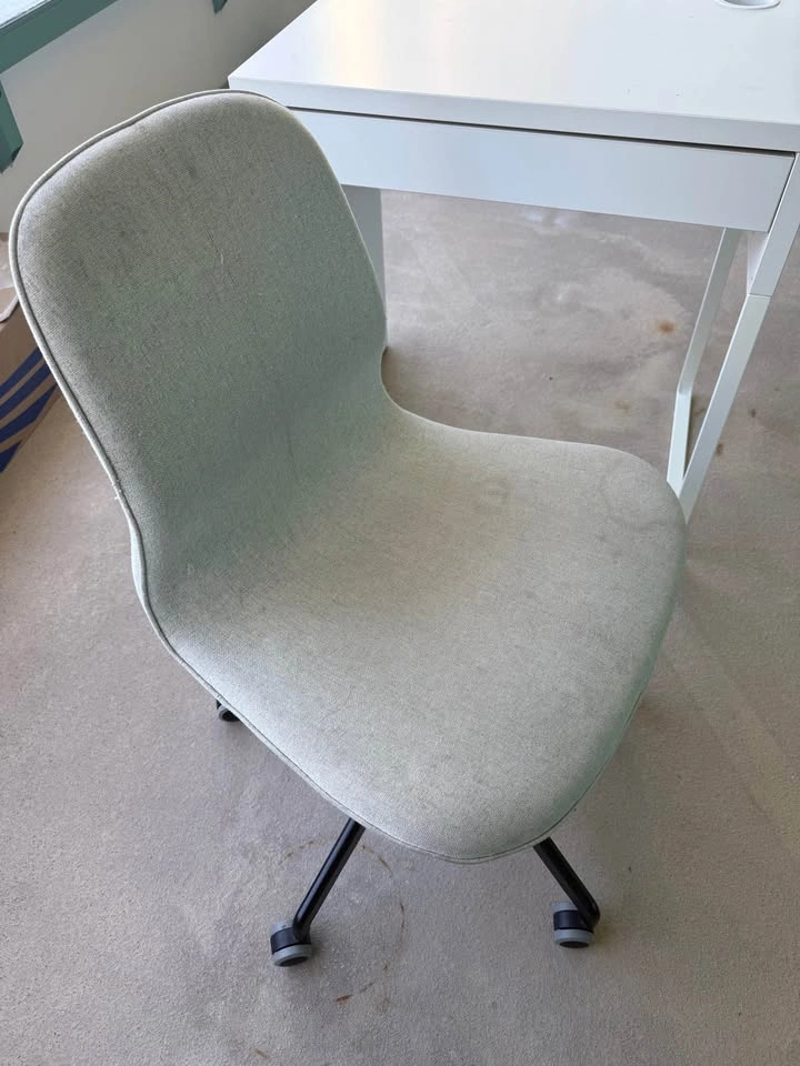 IKEA MICKE Desk and Office Chair Set - photo 3