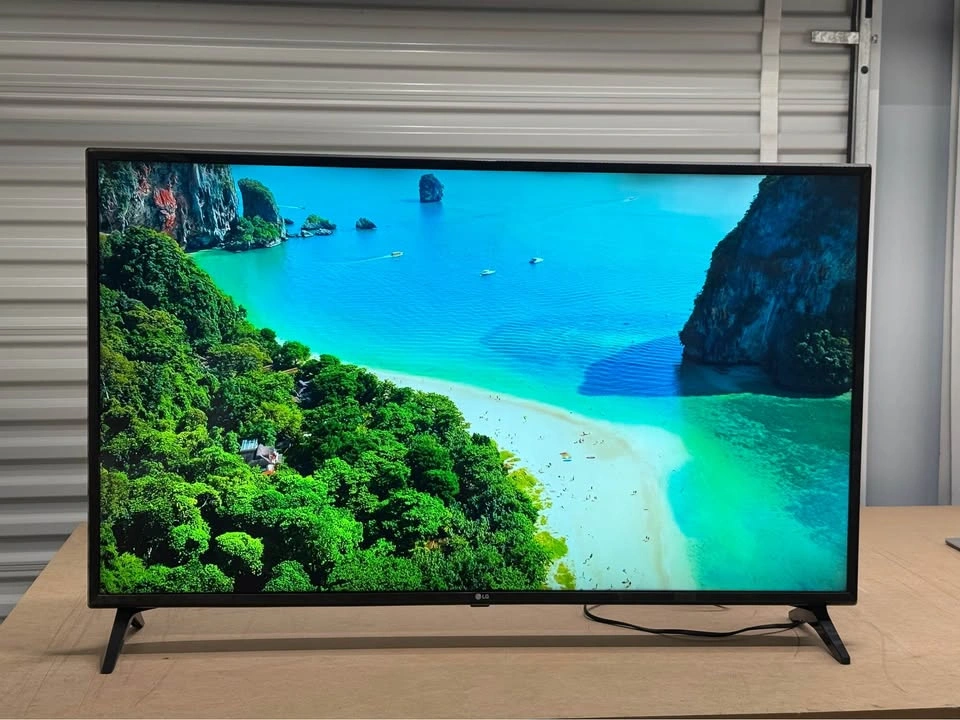 LG 49” 4K Smart TV – Excellent Condition - photo 2