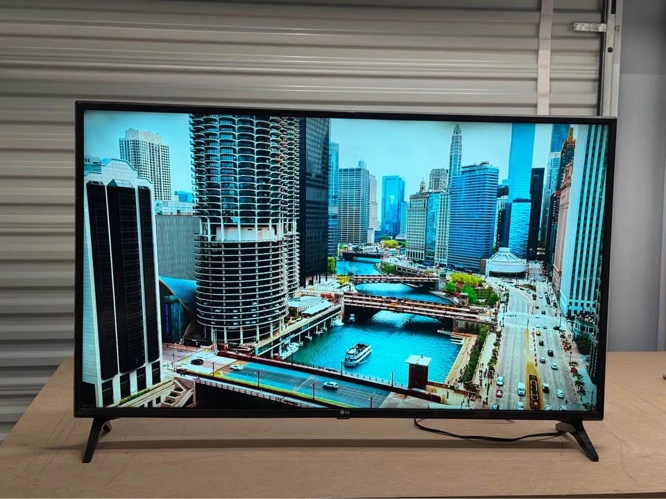 LG 49” 4K Smart TV – Excellent Condition - photo 3