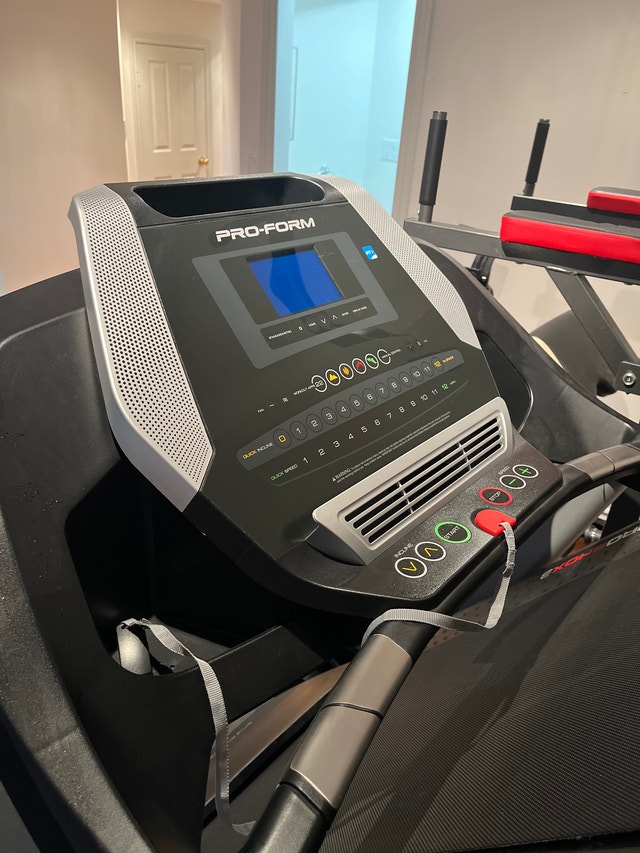 ProForm 705 CST Treadmill: Excellent Condition - photo 2