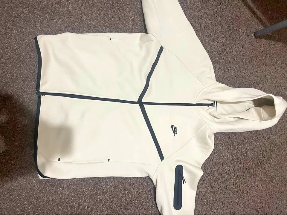 Cream Nike Tech