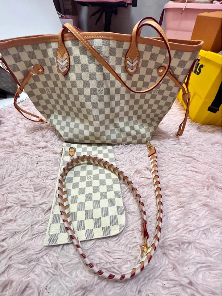 Tote bag with pink interior