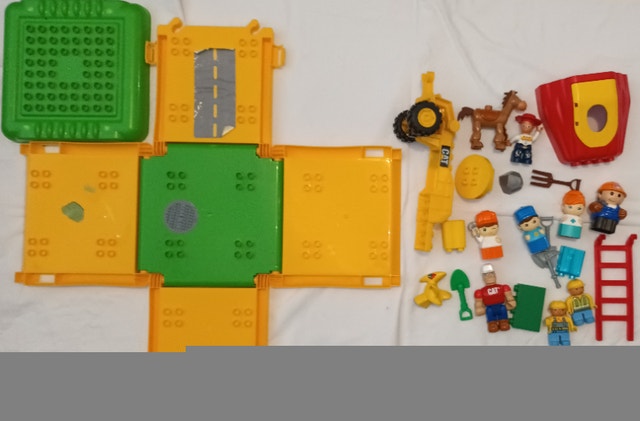 Misc Lot of Mega Blocks, People, Vehicles in Folding Box - photo 2