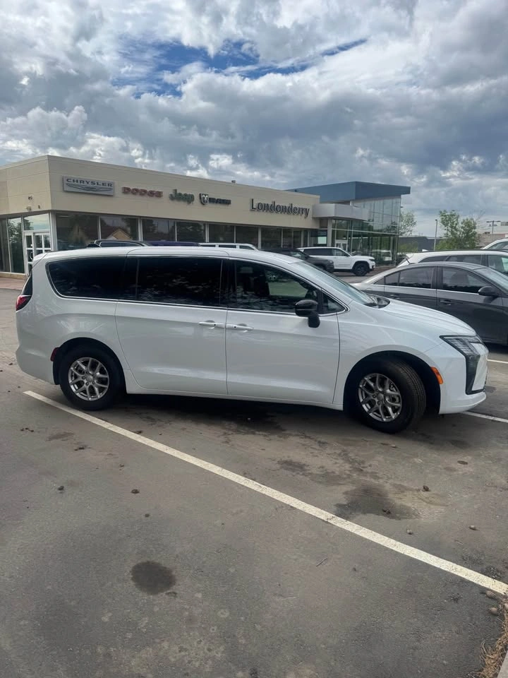 2027 Chrysler Pacifica Select - photo 4