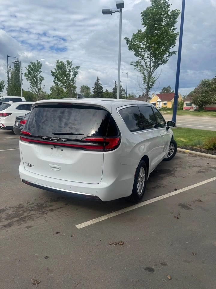 2027 Chrysler Pacifica Select - photo 5