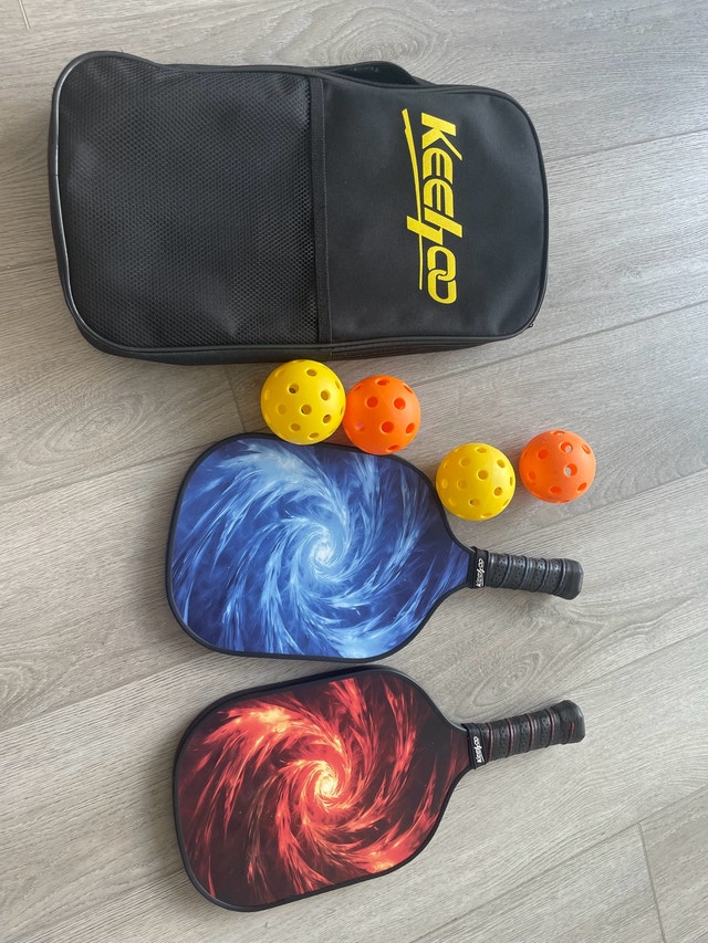 Pickleball Set - 2 Paddles, 4 Balls & Carry Bag - Like New