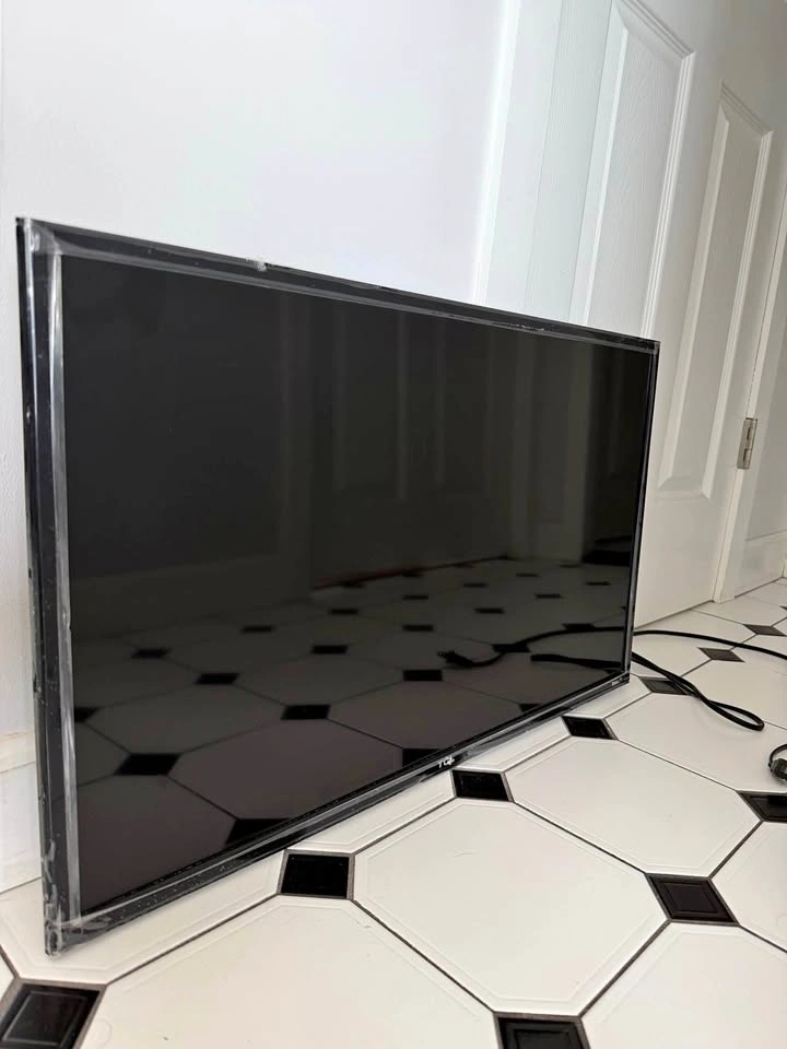 32” TCL Roku Smart TV