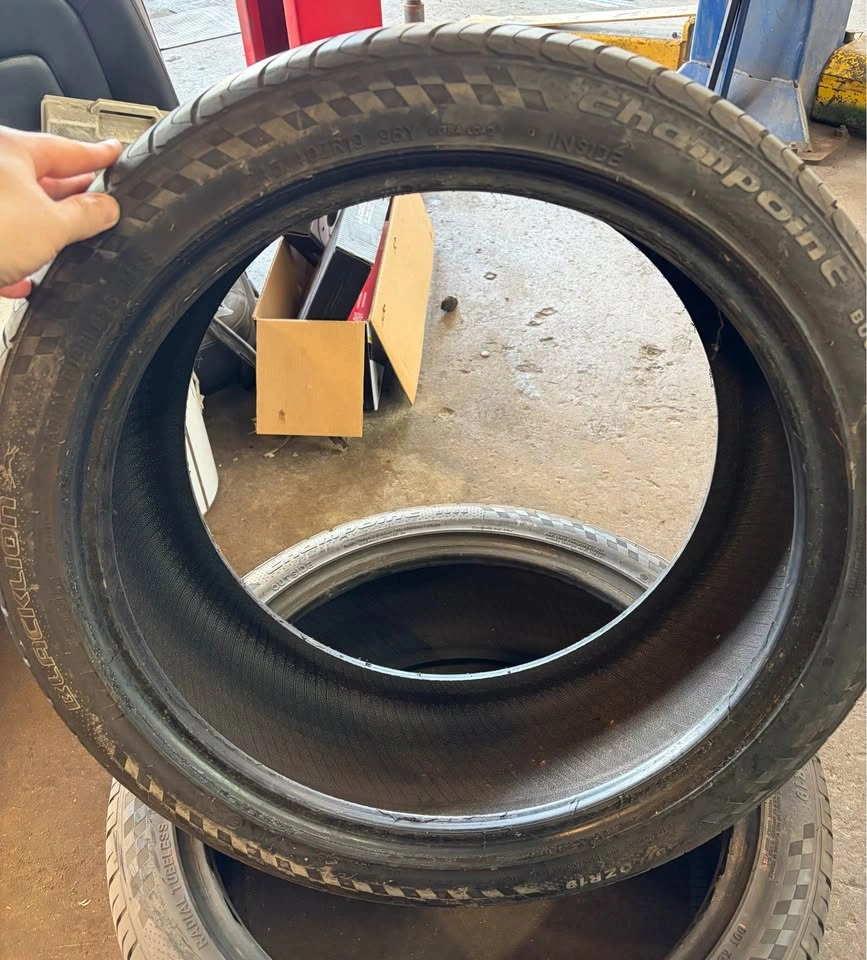 Pair of 245/40ZR19 - photo 2