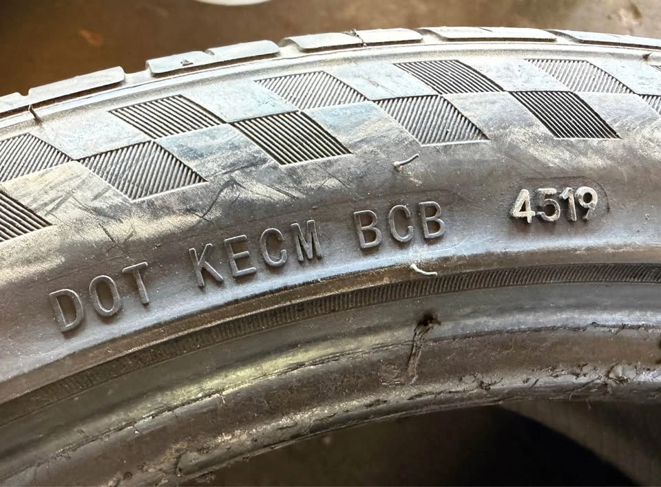 Pair of 245/40ZR19 - photo 5