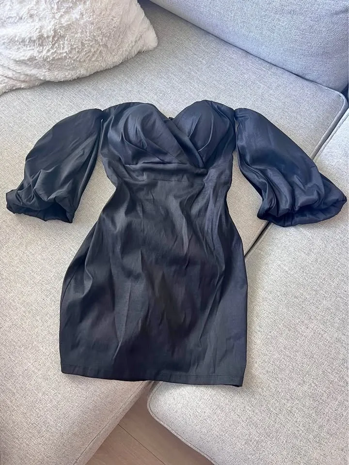 Size small, Le Chateau puff sleeve sweetheart dress - photo 2