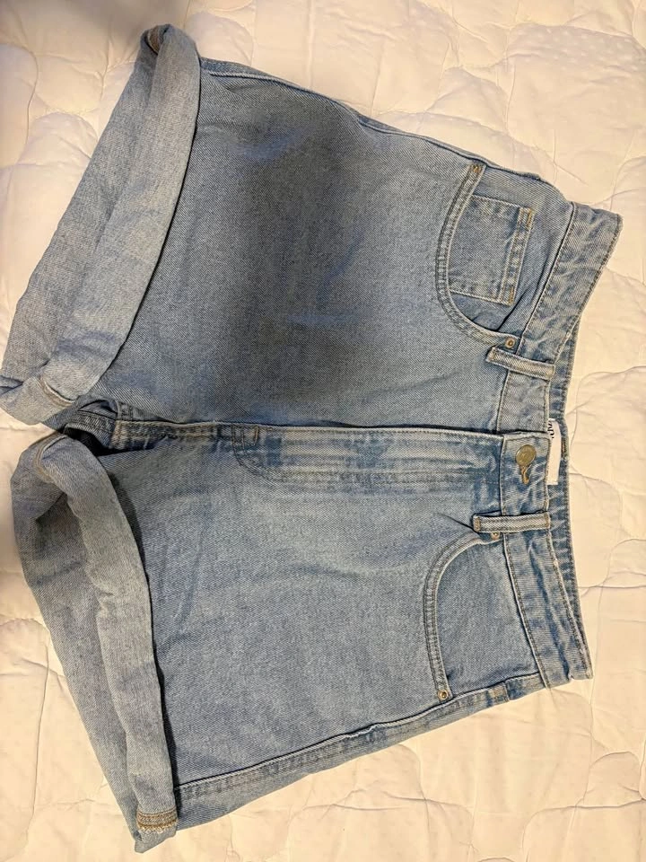 Zara Light Wash Denim Shorts – Size US 6 / EUR 38