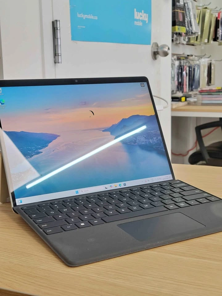 Microsoft Surface Pro 8 Touchscreen i7 11th Gen - 16GB RAM - 256