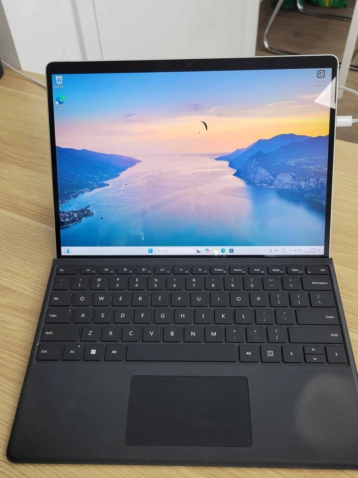 Microsoft Surface Pro 8 Touchscreen i7 11th Gen - 16GB RAM - 256 - photo 2