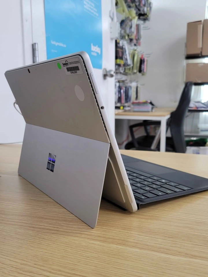 Microsoft Surface Pro 8 Touchscreen i7 11th Gen - 16GB RAM - 256 - photo 3