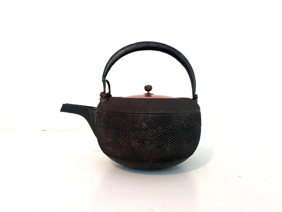 Japanese Iron Tetsubin with Red Lacquer Lid, c. 1900 - photo 2