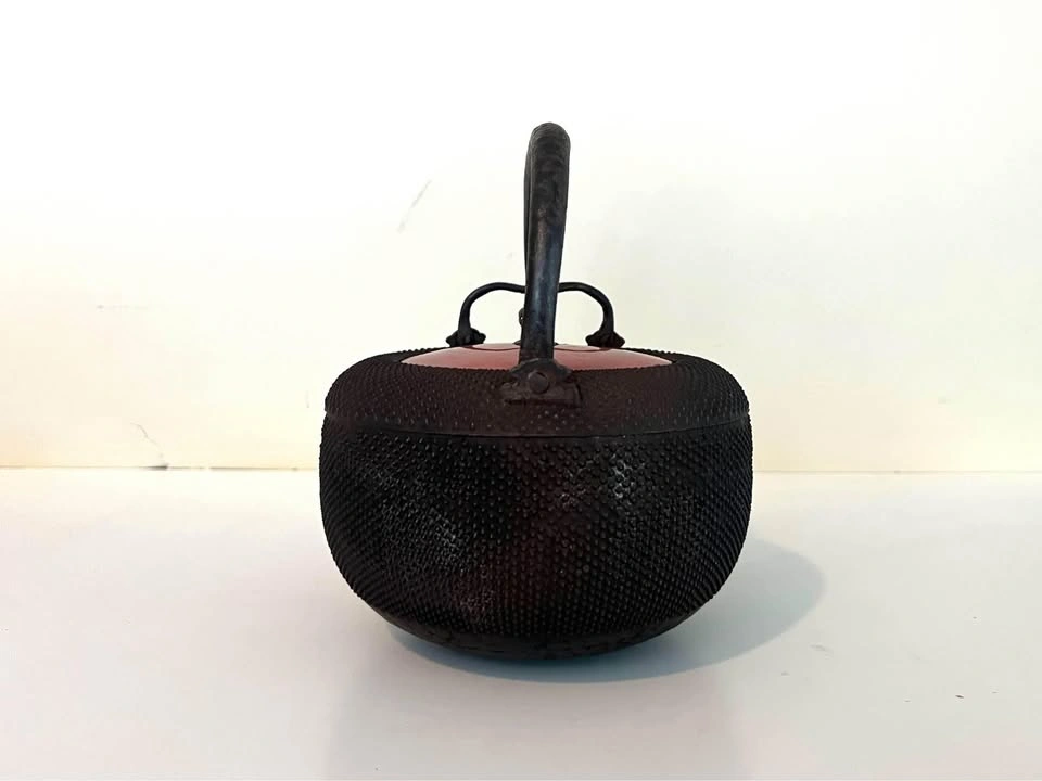Japanese Iron Tetsubin with Red Lacquer Lid, c. 1900 - photo 3
