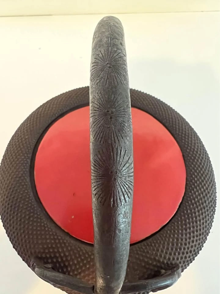 Japanese Iron Tetsubin with Red Lacquer Lid, c. 1900 - photo 4