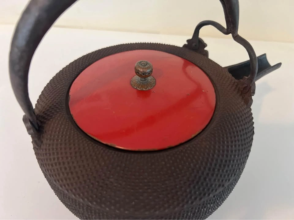 Japanese Iron Tetsubin with Red Lacquer Lid, c. 1900 - photo 5