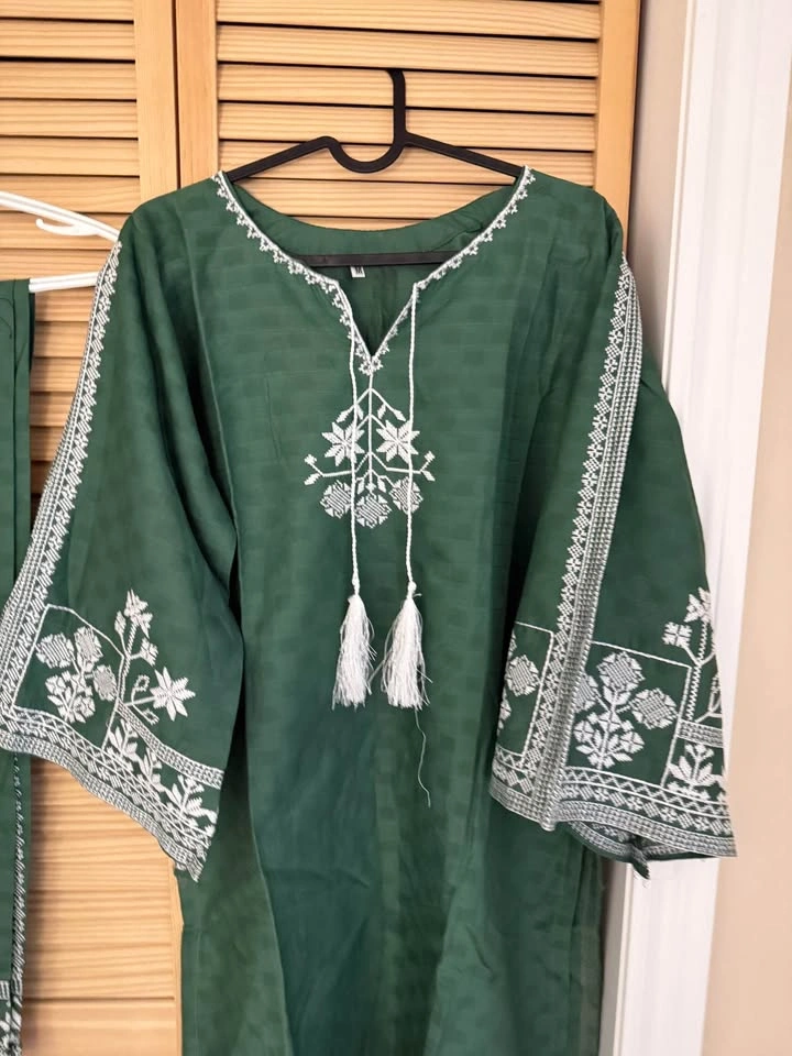 Brand New 2-Piece Embroidered Lawn Suit (Emerald Green) - photo 3