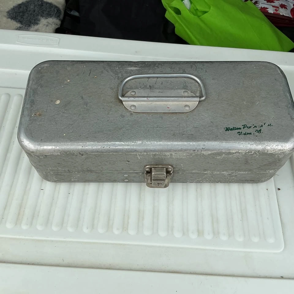 Metal Tackle Box & Lures Vintage - photo 2