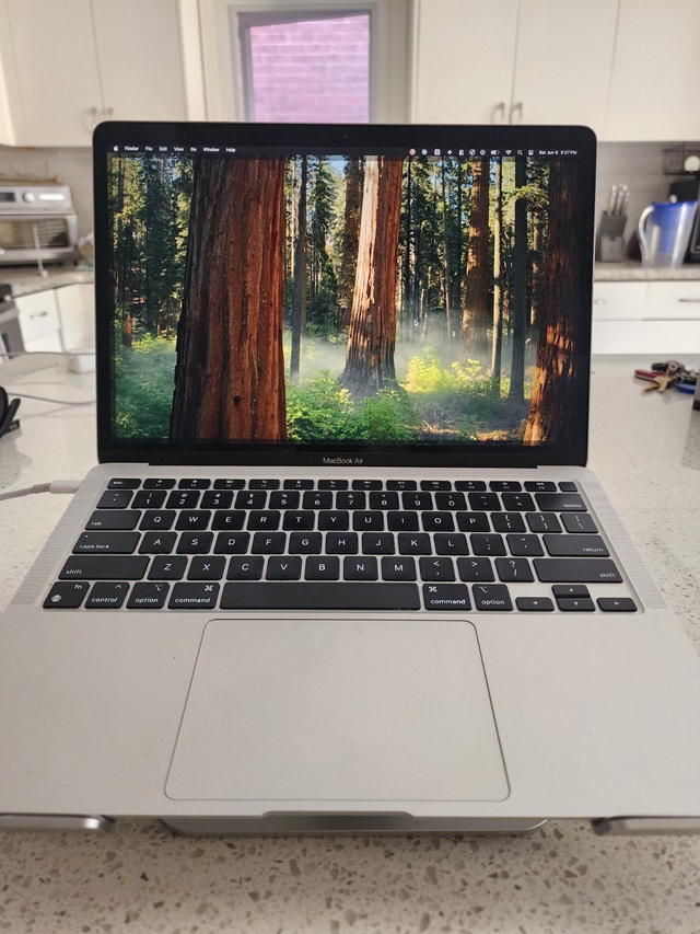 M1 Macbook Air- with ORIGINAL Box/ Chargers 8gb/256gb - photo 3
