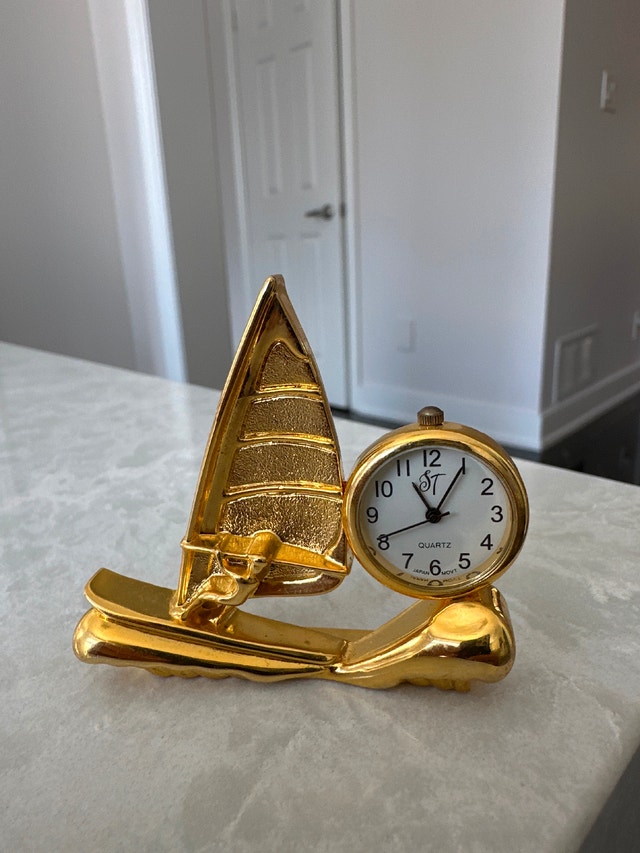 Vintage miniature gold quartz desk clock featuring a windsurfer - photo 2