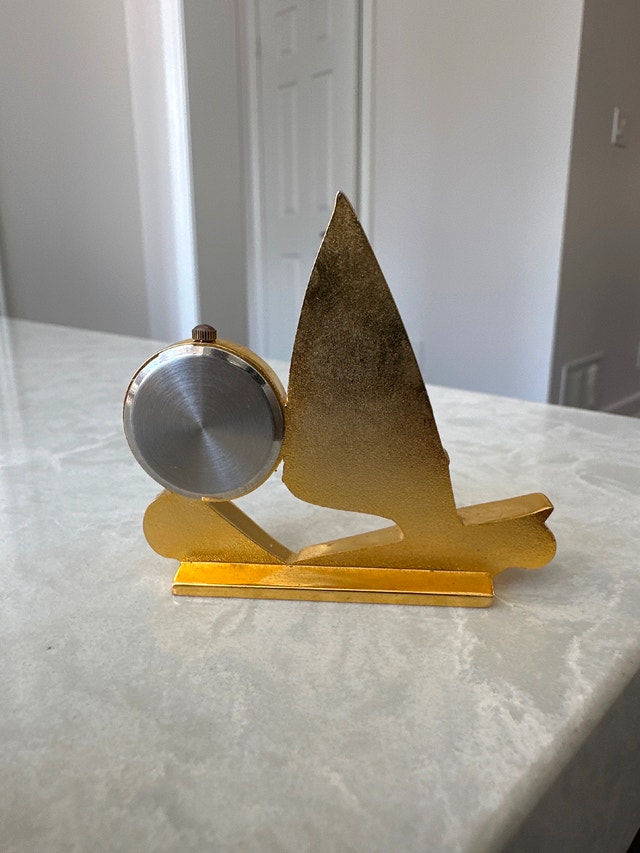 Vintage miniature gold quartz desk clock featuring a windsurfer - photo 3