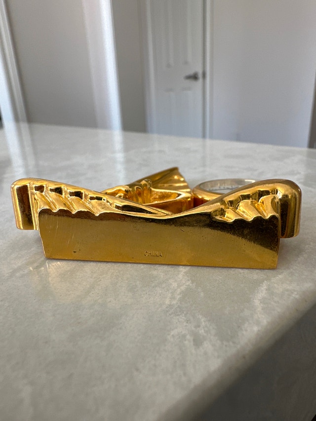 Vintage miniature gold quartz desk clock featuring a windsurfer - photo 4