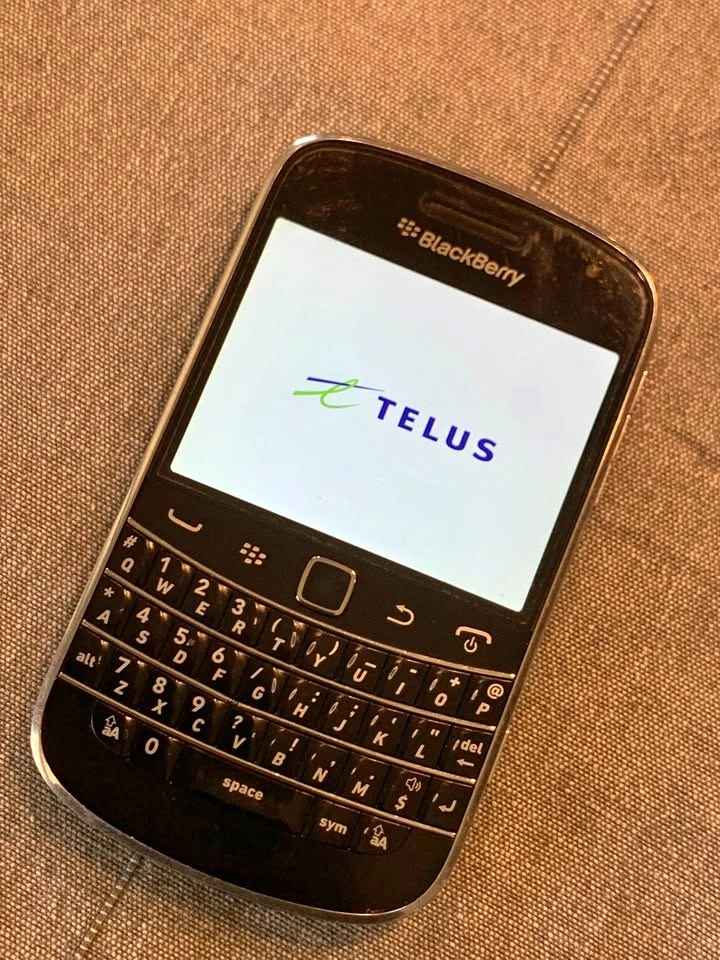 Mobile Cellphone BlackBerry Bold 9900 GSM/3G