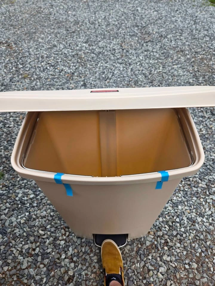 7x New Rubbermaid SlimJim 68L Step-On Trash/Recycling Bins - photo 2