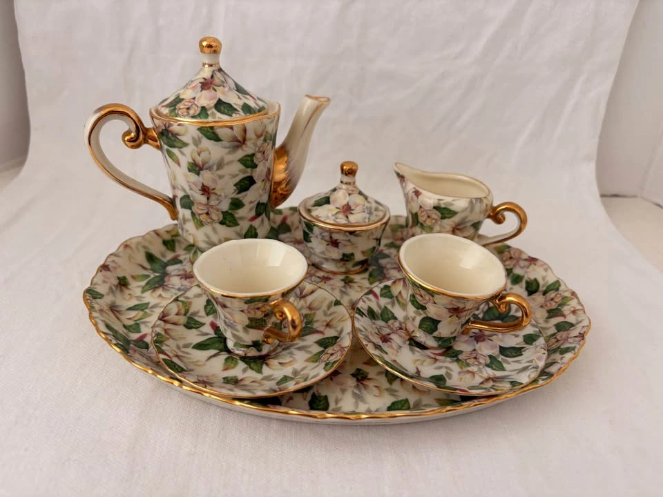 Cute Floral miniature tea set gold trim - Downtown - Moving Sale - photo 2