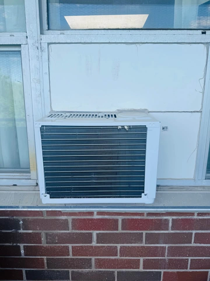 Insignia 5000 BTU window AC - photo 2