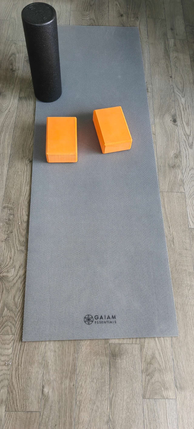 [Almost NEW] Foam Roller, Exercise Mat, Yoga Blocks - photo 3