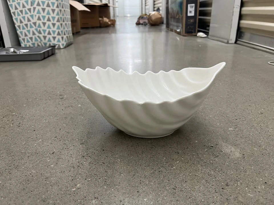 Elegant White Leaf-Shaped Decorative Bowl - photo 4