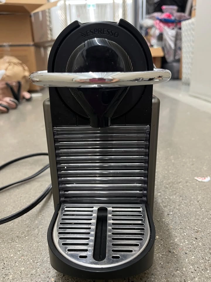 Nespresso Coffee Machine – Excellent Condition - photo 4