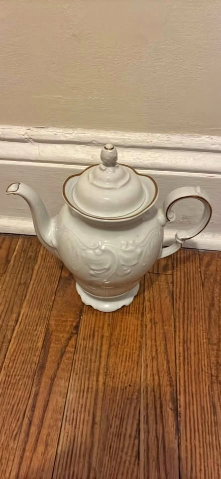 White porcelain tea pot