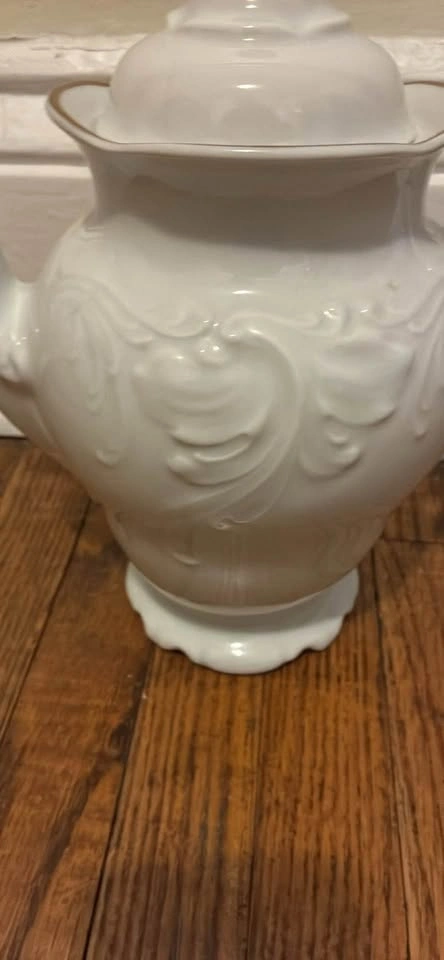 White porcelain tea pot - photo 2