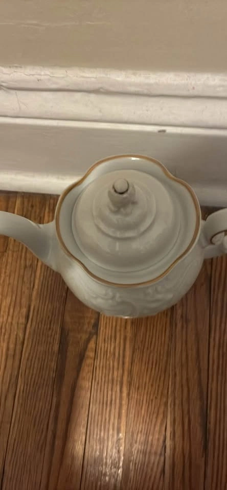 White porcelain tea pot - photo 3